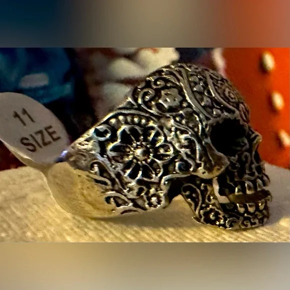 NWOT skull ring in size 11. Intricate designs on the sides. - Picture 3 of 5